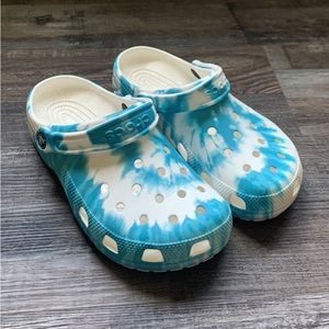 Blue and white the dye crocs